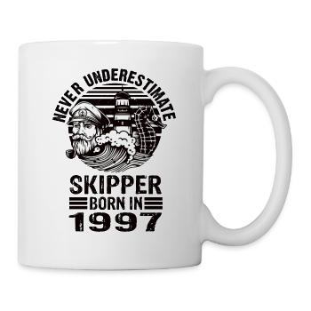 Never Underestimate Skipper né en 1997 - Mug blanc - blanc - Droite