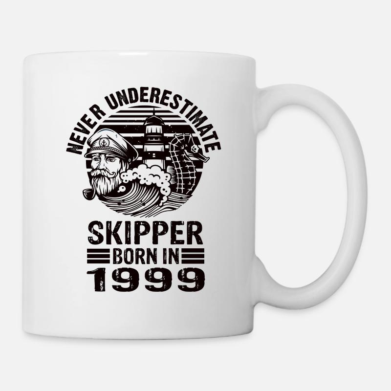 Never Underestimate Skipper né en 1999 - Mug blanc - blanc