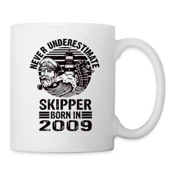 Never Underestimate Skipper né en 2009 - Mug blanc - blanc - Droite