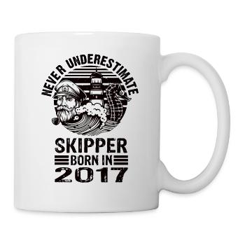 Never Underestimate Skipper né en 2017 - Mug blanc - blanc - Droite