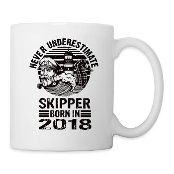 Never Underestimate Skipper né en 2018 - Mug blanc - blanc - Droite
