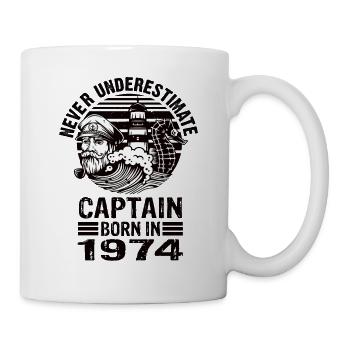 Never Underestimate Captain born in 1974 - Tasse - Weiß - Rechts
