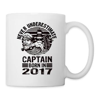Never Underestimate Captain born in 2017 - Tasse - Weiß - Rechts
