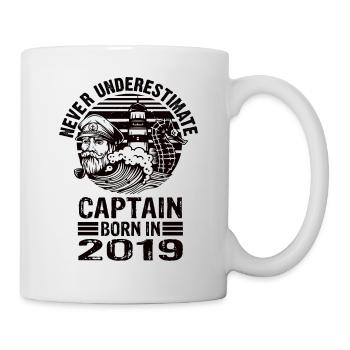Never Underestimate Captain born in 2019 - Tasse - Weiß - Rechts