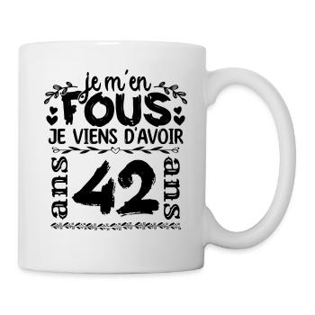 J’ai 42 ans | Je m'en fous j'ai 42 ans - Mug blanc - blanc - Droite