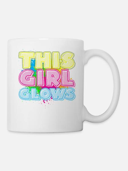 This Girl Glows Party 80s vintage colorful - Mug - white
