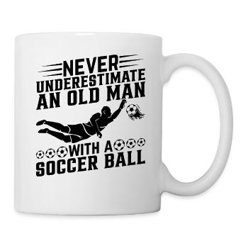 Never Underestimate An Old Man With A Soccer Ball - Tasse - Weiß - Rechts