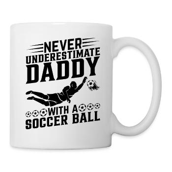 Never Underestimate Daddy With A Soccer Ball - Tasse - Weiß - Rechts