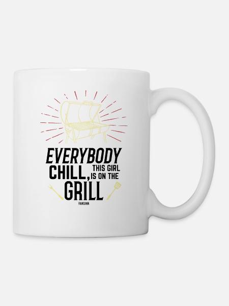 Frau steht am Grill - Tasse - Weiß
