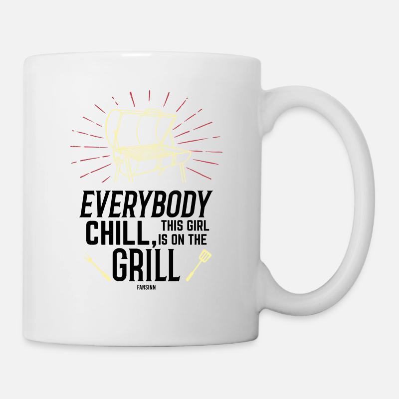 Frau steht am Grill - Tasse - Weiß
