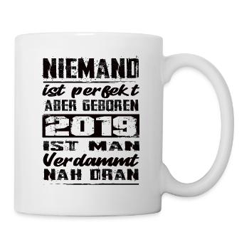 Niemand Is Perfekt Aber geboren 2019 Geburtstag - Tasse - Weiß - Rechts