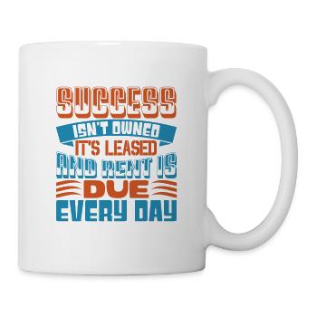 ERFOLG IST NICHT IM BESITZ, ER IST GELEAST UND MIETE IST FÄLLIG - Tasse - Weiß - Rechts