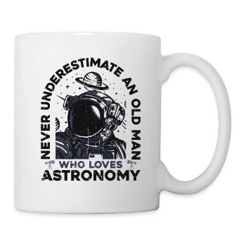 Never Underestimate An Old Man Who Loves - Tasse - Weiß - Rechts