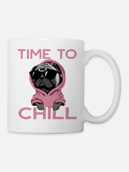 Mops mit Hoodie und Sonnenbrille Chillen - Tasse - Weiß