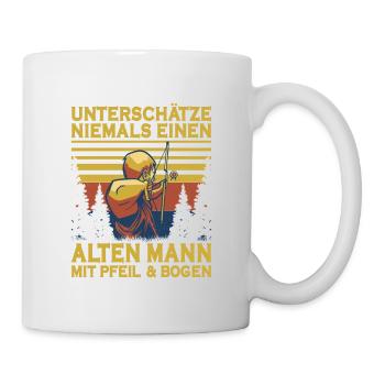 Unterschätze niemals einen Mann mit Pfeil & Bogen - Tasse - Weiß - Rechts