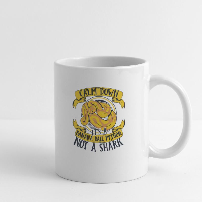 Calmez-vous, ce n’est pas une boule de banane de python de requin Mug blanc