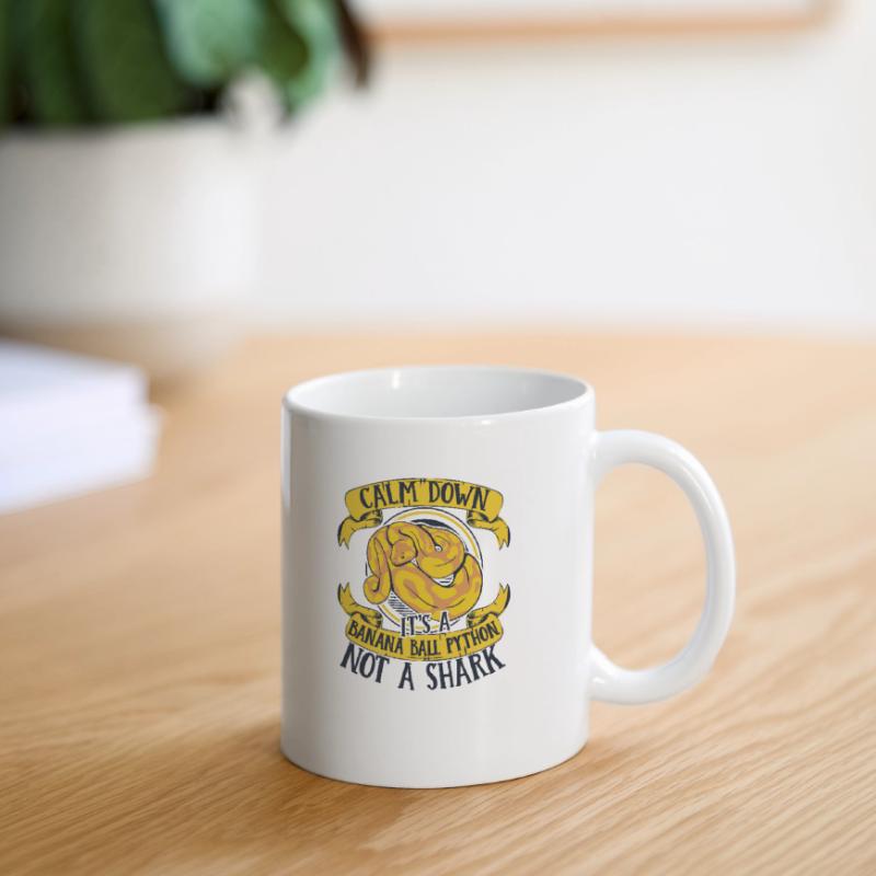 Calmez-vous, ce n’est pas une boule de banane de python de requin Mug blanc