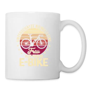 Unterschätze niemals eine Frau auf einem E-Bike Ak - Tasse - Weiß - Rechts