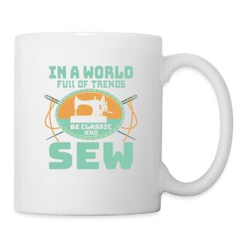 Dans un monde plein de tendances, soyez classique et cousez Sewi - Mug blanc - blanc - Droite