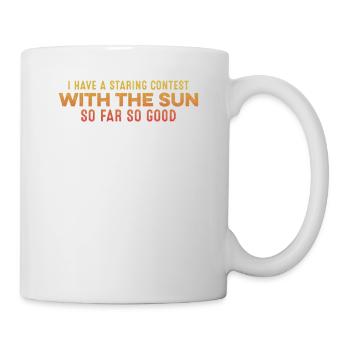 Ich habe einen starrenden Wettbewerb mit der Sonne entspannendes Wortspiel - Tasse - Weiß - Rechts