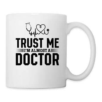 Funny Doctor - Croyez-moi, je suis presque un médecin - Mug blanc - blanc - Droite