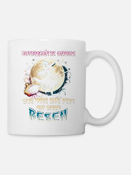 Unterschätze Niemals Eine Böse Alte Frau Mit Besen - Tasse - Weiß