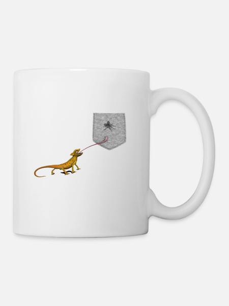 Eidechsenzunge, die nach der Fliege im falschen Taschenspaß greift - Tasse - Weiß