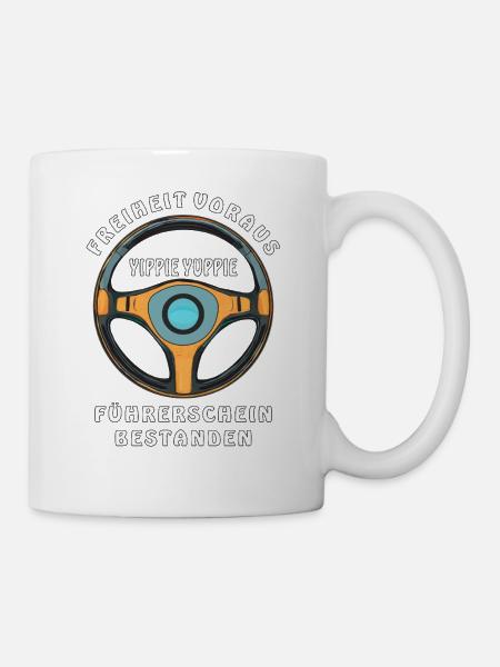 LENKRAD FREIHEIT VORAUS FÜHRERSCHEIN BESTANDEN - Tasse - Weiß