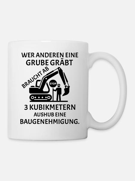 Wer anderen eine Grube gräbt - Lustiges Bau Spruch - Tasse - Weiß