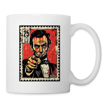 Abe Lincoln auf Briefmarke zeigt mit Finger - Tasse - Weiß - Rechts
