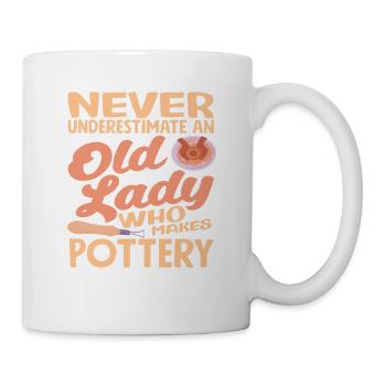 Unterschätze Niemals Eine Alte Dame Die - Tasse - Weiß - Rechts