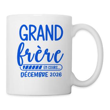 Big Brother Dezember 2026 Schwangerschaftsankündigung Geschenk - Tasse - Weiß - Rechts