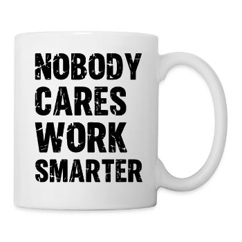 Personne ne s’en soucie. Travaille plus intelligemment et pas plus dur. Paroles. - Mug blanc - blanc - Droite