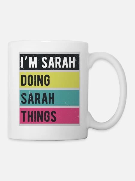 I’m Sarah Doing Sarah Things Retro - Tasse - Weiß