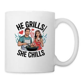  He Grills She Chills Lustiger Grill Spruch Für - Tasse - Weiß - Rechts