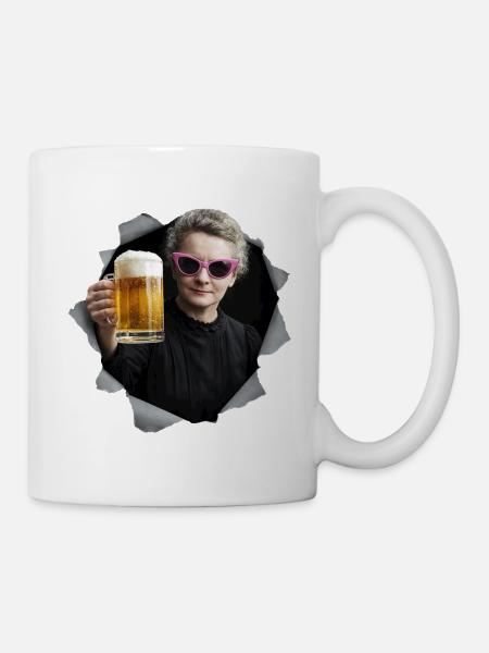 Marie Curie hält ein Bier - Tasse - Weiß