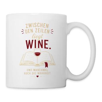 Zwischen den Zeilen liegt Wein und Wahrheit - Tasse - Weiß - Rechts