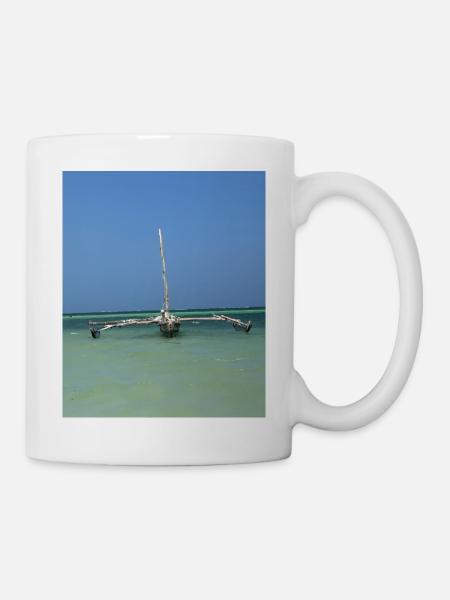 Schiffswracks über dem blauen Meer - Tasse - Weiß