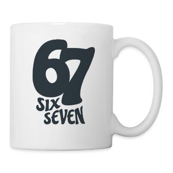 six seven | Zahlenduo 6 und 7 | Fröhliche Ziffern - Tasse - Weiß - Rechts