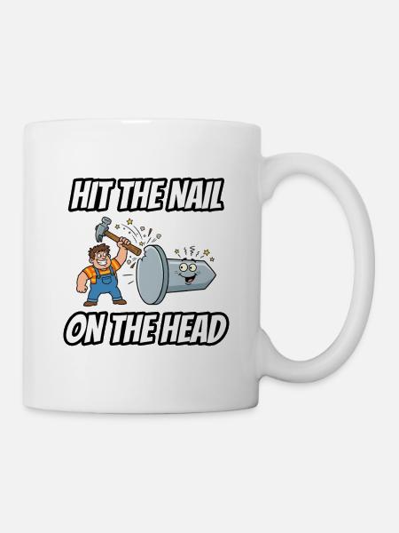 Trifft den Nagel auf den Kopf – lustige Idiom-Zeichentrickserie - Tasse - Weiß