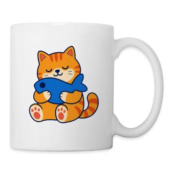 Orangefarbene getigerte Katze umarmt ein Fischkissen - Tasse - Weiß - Rechts