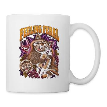 Ein weinliebender Waschbär umarmt eine Weinflasche - Tasse - Weiß - Rechts