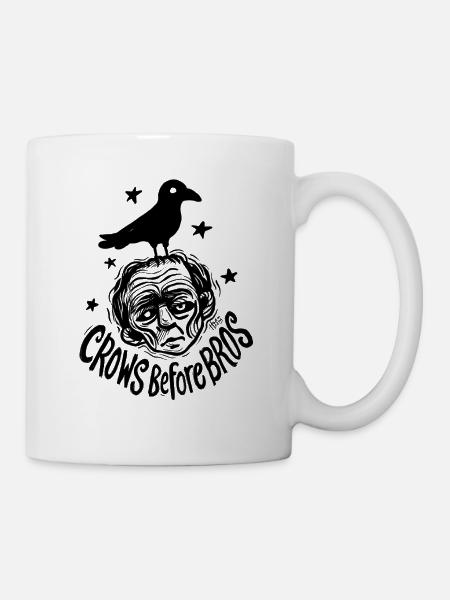 Krähe auf dem Kopf eines Mannes – Krähen vor Brüdern - Tasse - Weiß