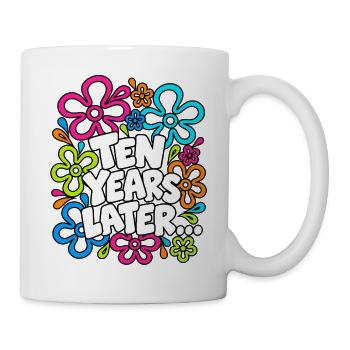 Lustig, zehn Jahre später, sogar zehn Jahre Jubiläum - Tasse - Weiß - Rechts