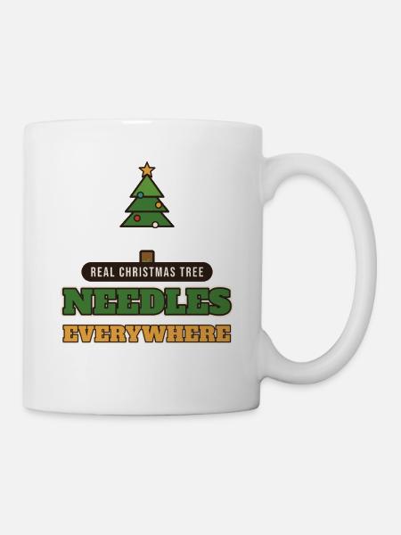 Echter Weihnachtsbaum: Überall Nadeln - Tasse - Weiß