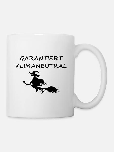 Hexe fliegt auf Besen garantiert klimaneutral - Tasse - Weiß