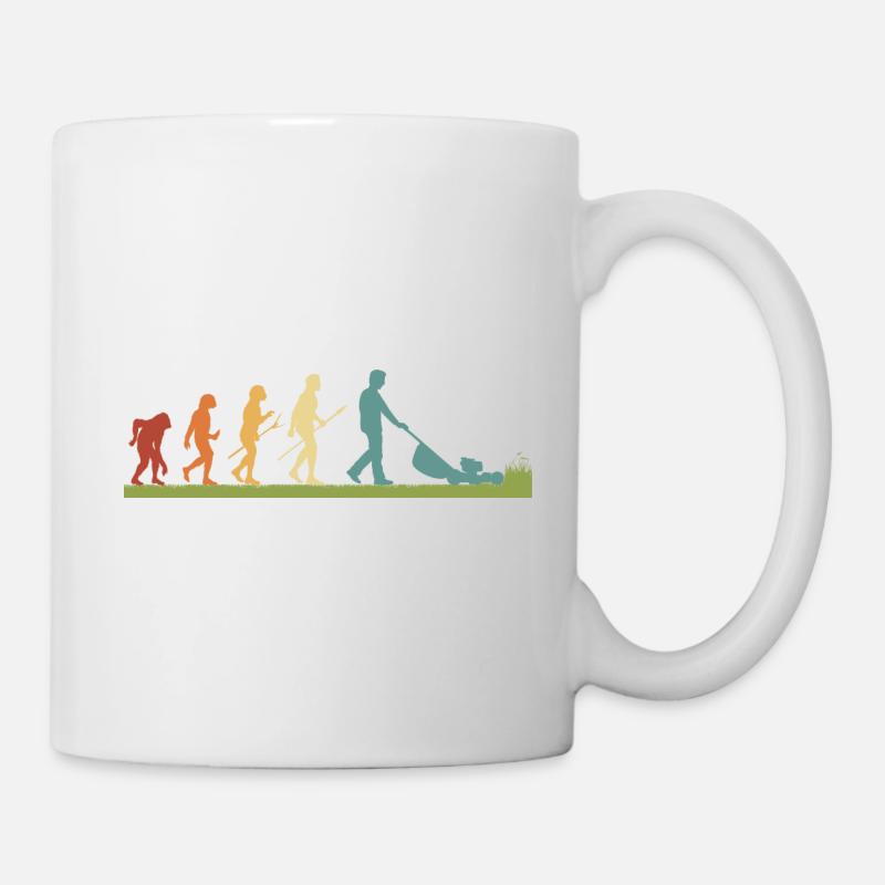 Mann mäht Rasen EVOLUTION Kleingarten Rasenmäher - Tasse - Weiß