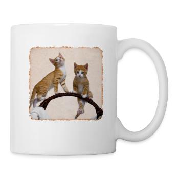 Zwei süße lustige Katzenkinder spielen und turnen - Tasse - Weiß - Rechts