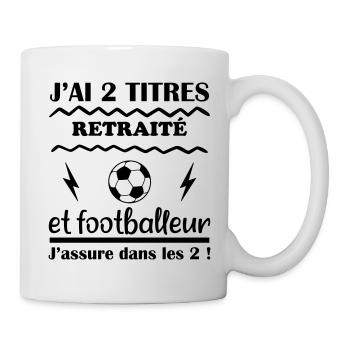 J ai deux titres retraité et footballeur - Mug blanc - blanc - Droite