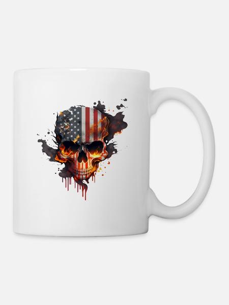 Totenkopf mit amerikanischer Flagge (USA) und Feuerflammen. - Tasse - Weiß